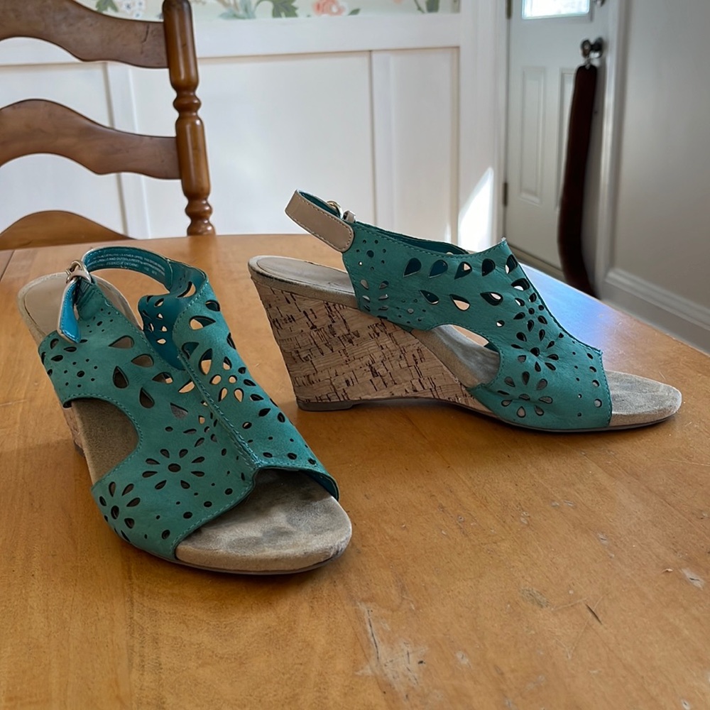 🦚Anne Klein Floral Cut Out Wedges
